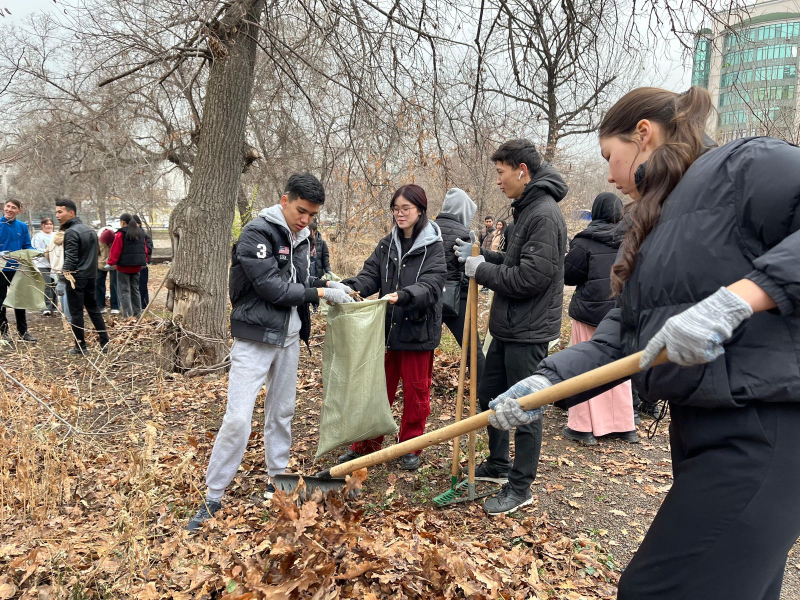 «Таза Қазақстан»: 500-ден астам комьюнити орталық резиденттері қалалық сенбілікке шықты
