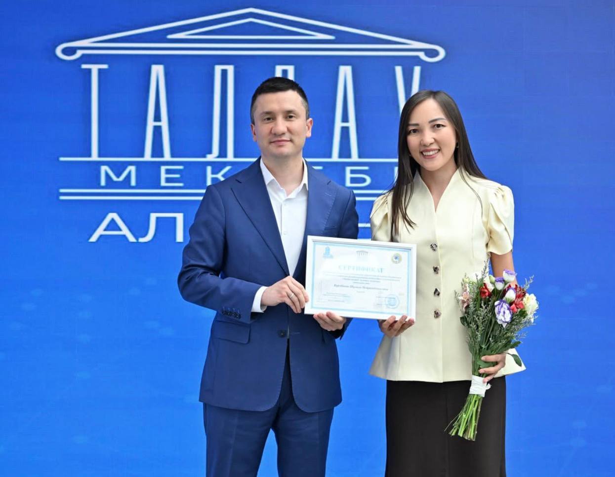 Мужчина и  женщина на вручении  «Талдау мектебі. Алматы»